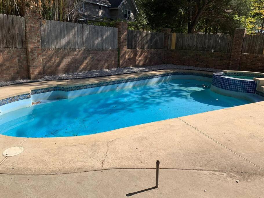 Large Southern Home with Swimming Pool, 5 king bed - Housity