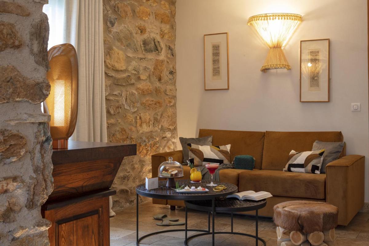 Coin salon dans l'établissement Hôtel La Dimora & Spa