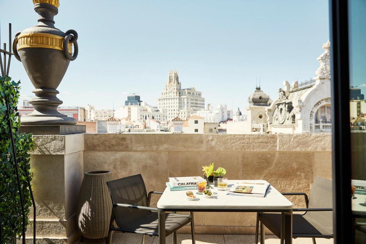 Un balcón o terraza de Four Seasons Hotel Madrid