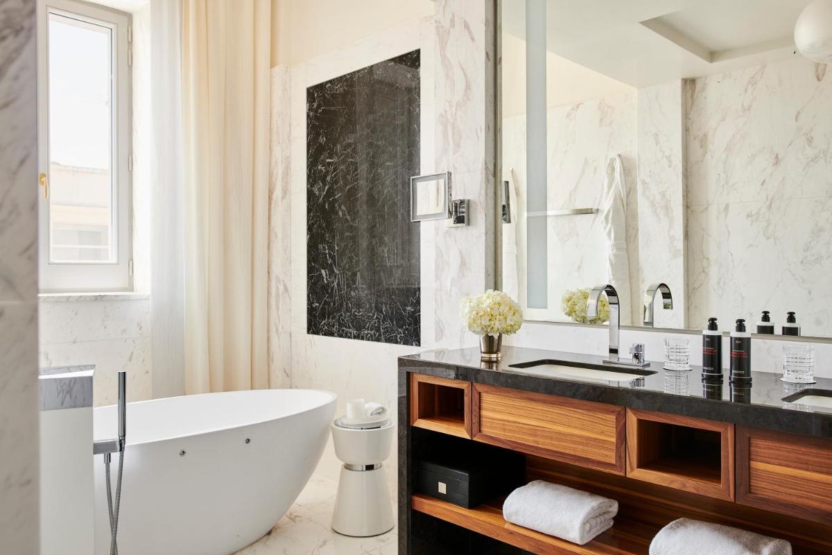 Un baño de Four Seasons Hotel Madrid