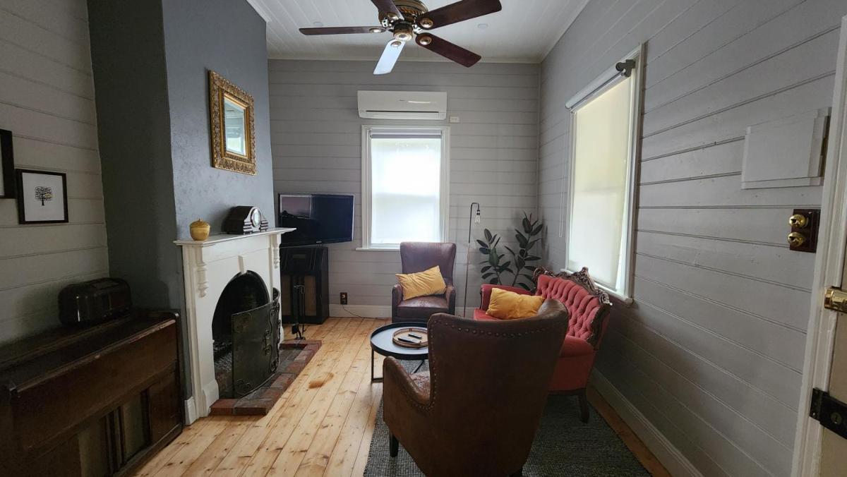 'Pickett's Cottage' - Circa 1868 - Oldest in Knox! - Housity