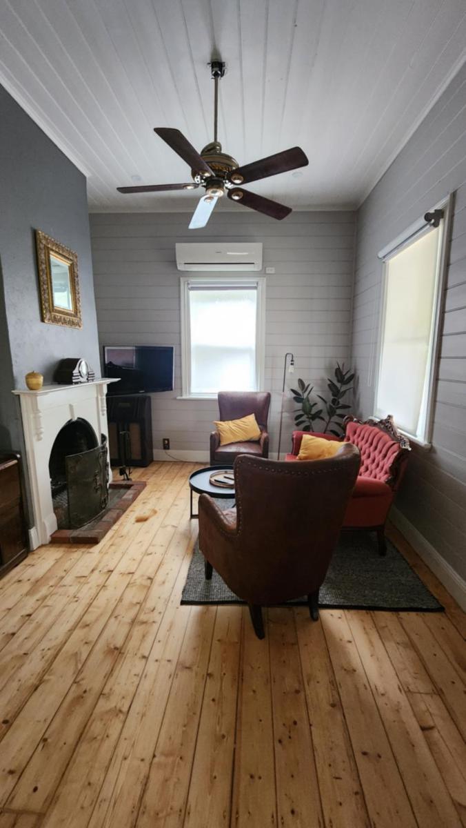 'Pickett's Cottage' - Circa 1868 - Oldest in Knox! - Housity