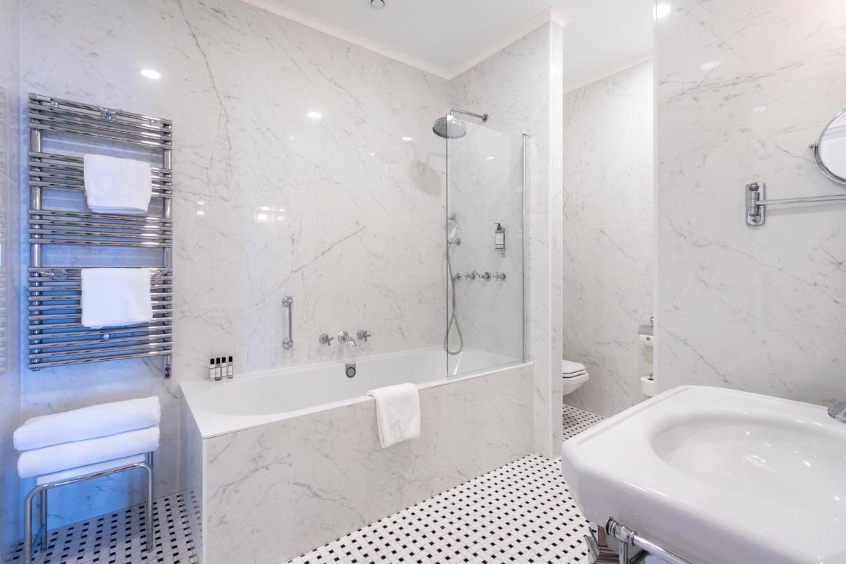 Salle de bains dans l'établissement Hôtel Les Mouettes - Teritoria