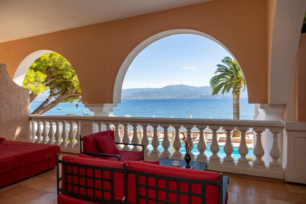 un salon avec vue sur l'océan dans l'établissement Hôtel Les Mouettes - Teritoria, à Ajaccio