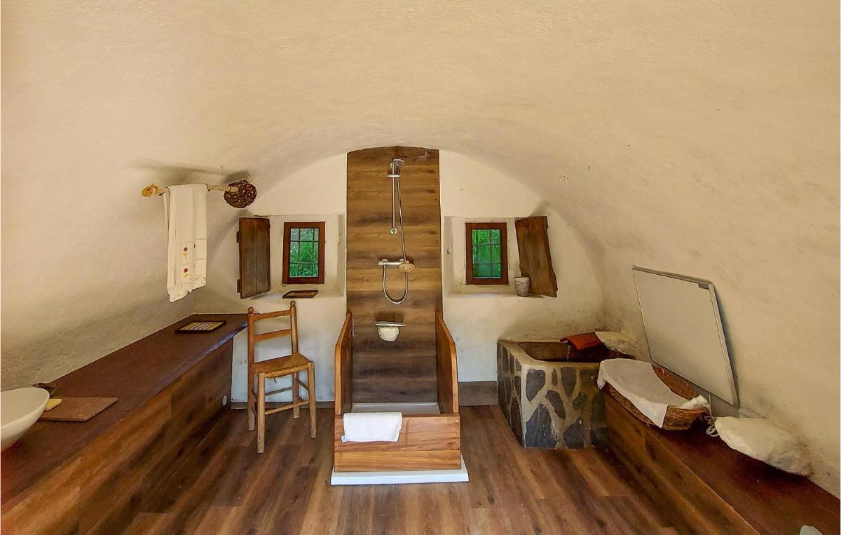 Stunning Home In Artò With House A Mountain View - Housity