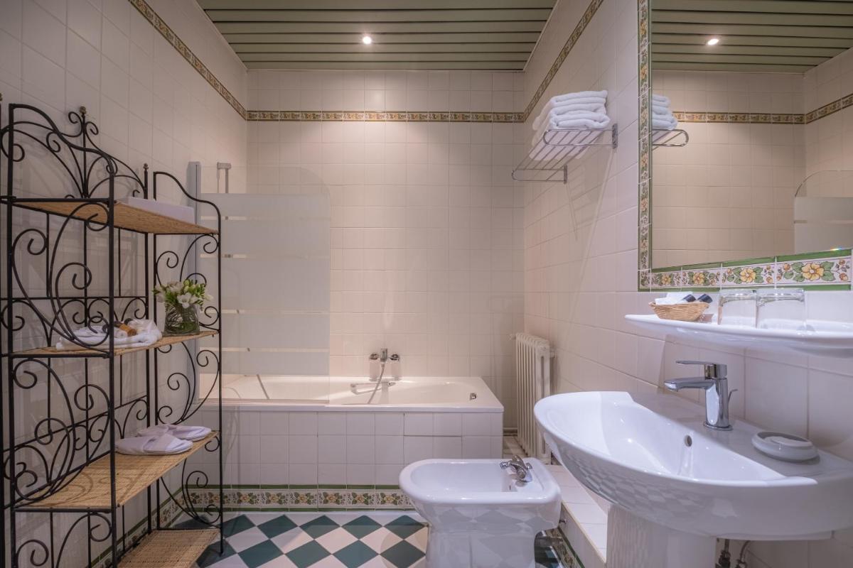 Salle de bains dans l'établissement Château des Reynats