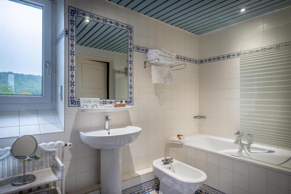 Salle de bains dans l'établissement Château des Reynats