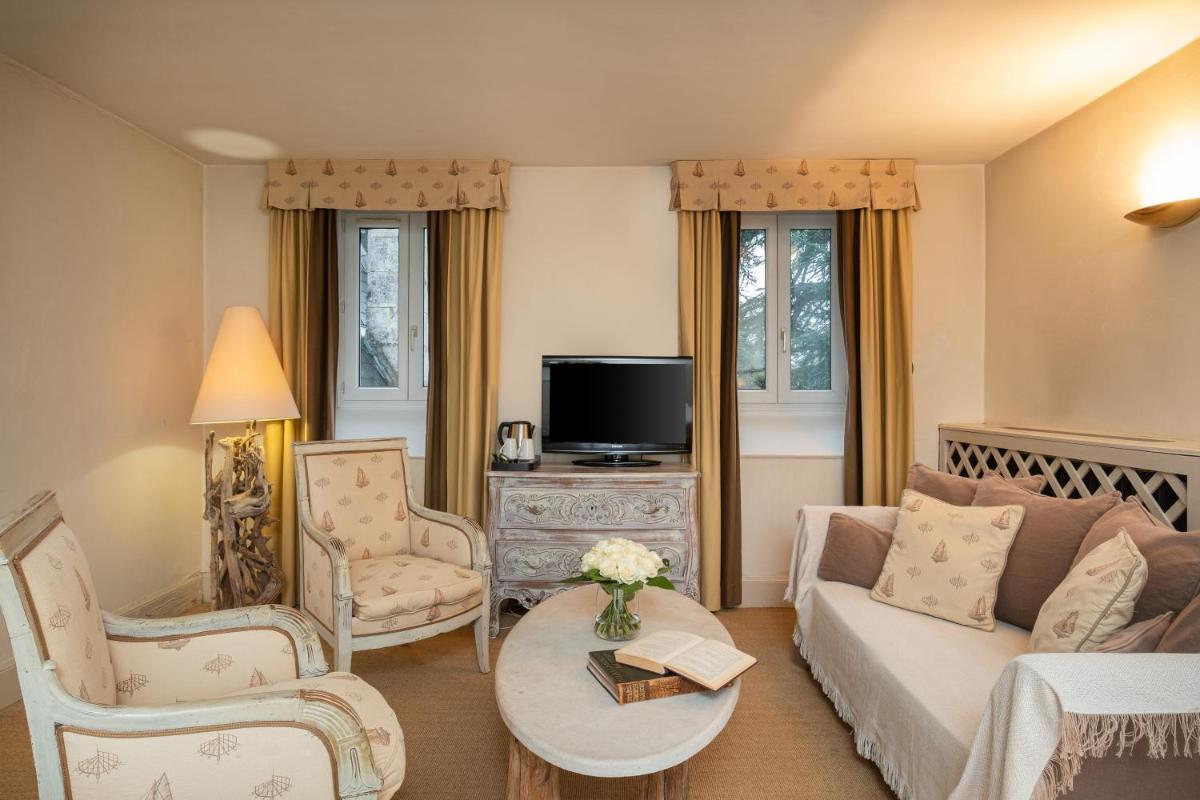 Télévision ou salle de divertissement dans l'établissement Château des Reynats