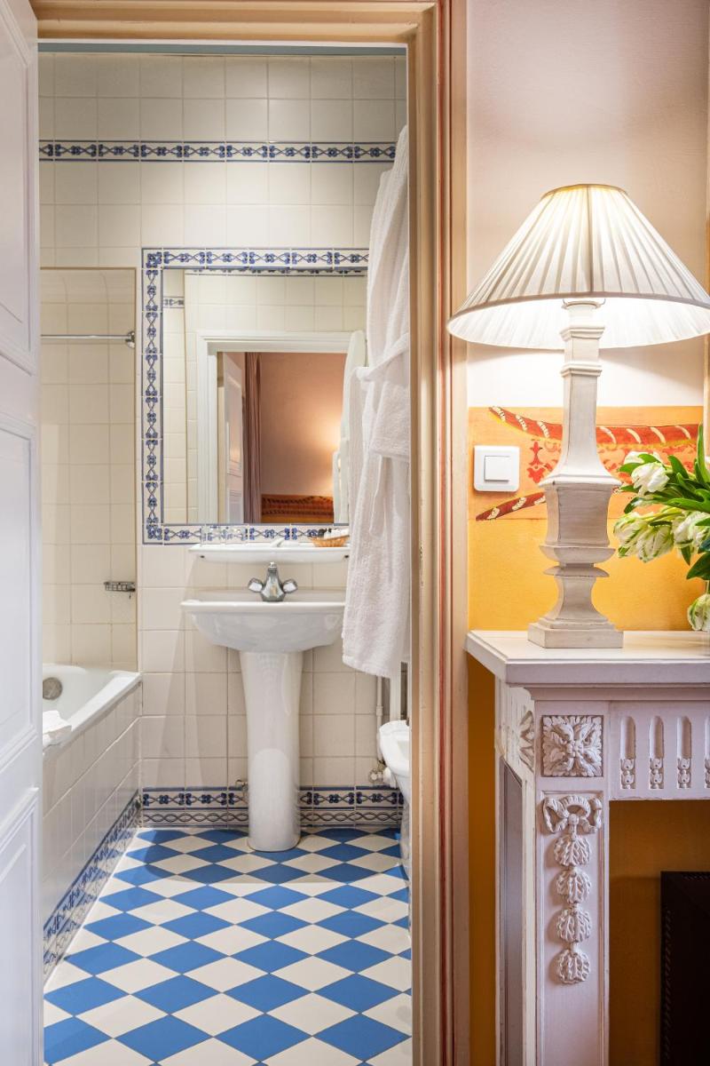 Salle de bains dans l'établissement Château des Reynats
