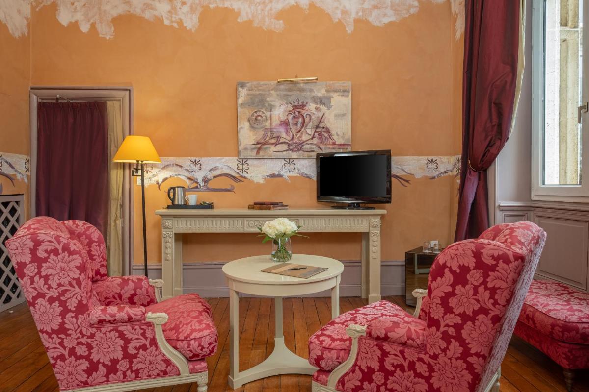 Télévision ou salle de divertissement dans l'établissement Château des Reynats