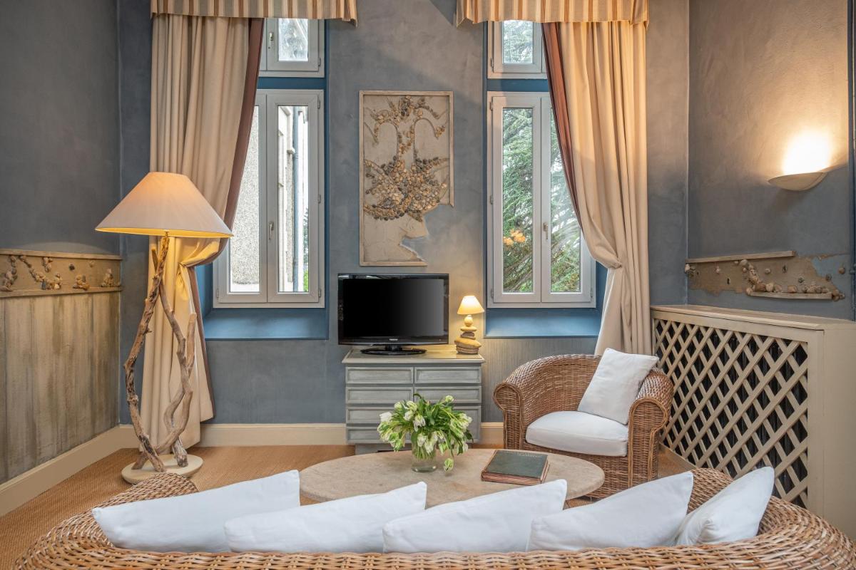 un salon avec un canapé et une table dans l'établissement Château des Reynats, à Chancelade