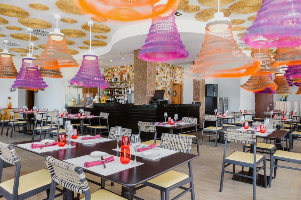 Un restaurante o sitio para comer en Hard Rock Hotel Tenerife