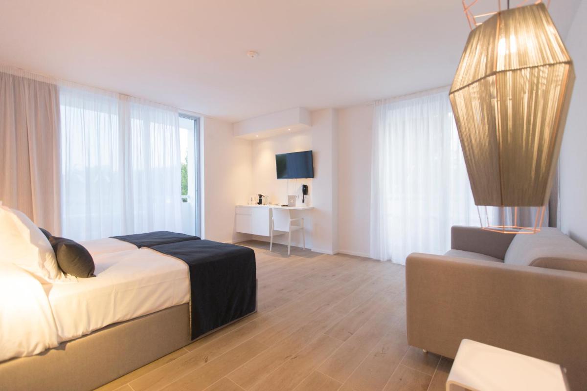 Una televisión o centro de entretenimiento en Hotel Anfora Ibiza