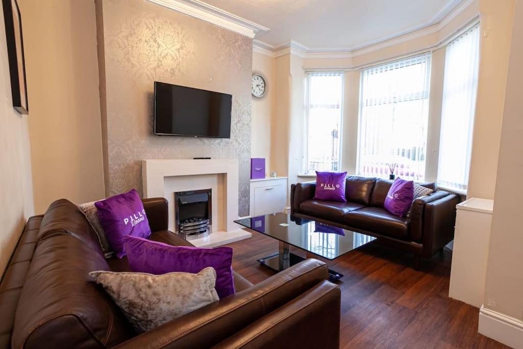 Pillo Rooms - Spacious Cosy 2 Bedroom House by Bridgewater Canal - Housity