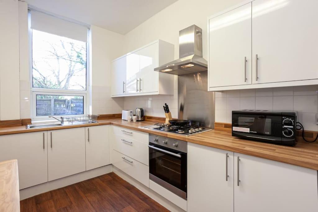 Pillo Rooms - Spacious Cosy 2 Bedroom House by Bridgewater Canal - Housity