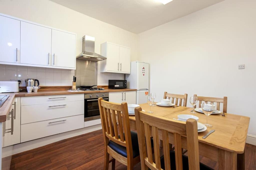 Pillo Rooms - Spacious Cosy 2 Bedroom House by Bridgewater Canal - Housity