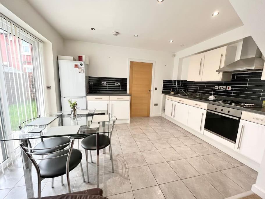 Cosy House With Parking Near Lark Lane & City Cent - Housity