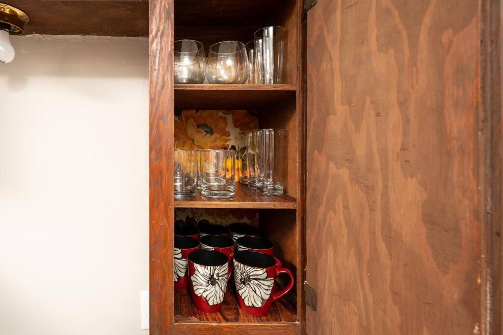 HEIRS LIVING : HOMELY - Near Rapides Medical . Near Downtown . PetsOK . King Bed - Housity