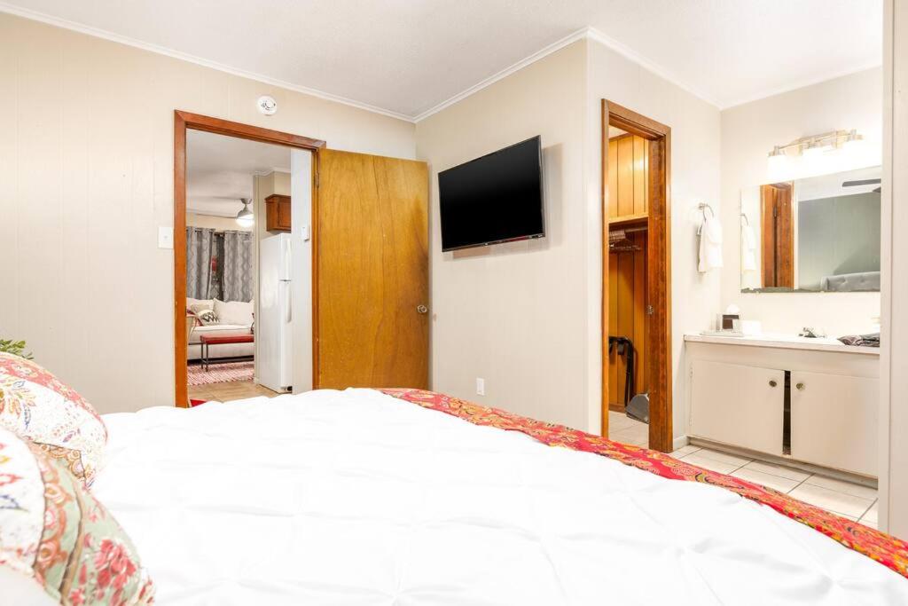 HEIRS LIVING : HOMELY - Near Rapides Medical . Near Downtown . PetsOK . King Bed - Housity