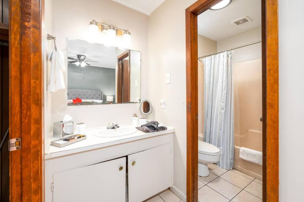 HEIRS LIVING : HOMELY - Near Rapides Medical . Near Downtown . PetsOK . King Bed - Housity
