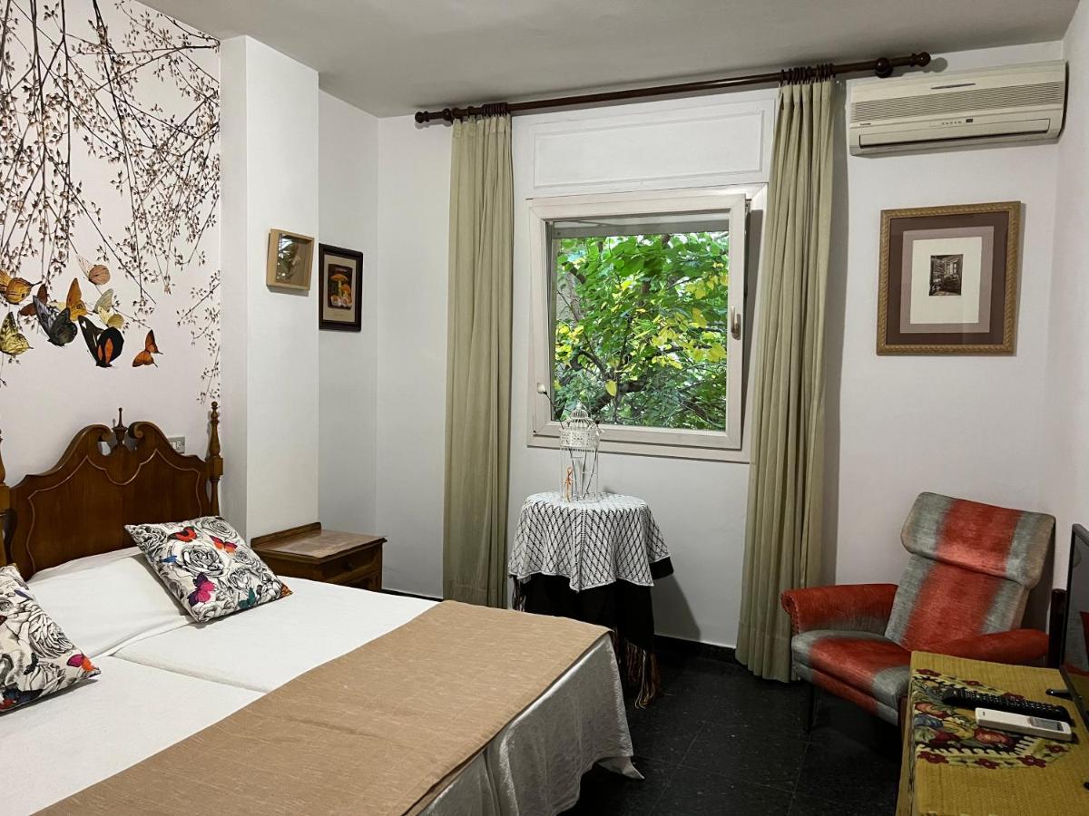 Hostal Pirineos - Housity