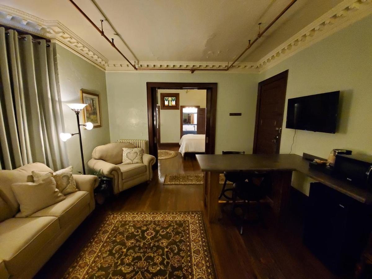 Daniell Manor - Housity