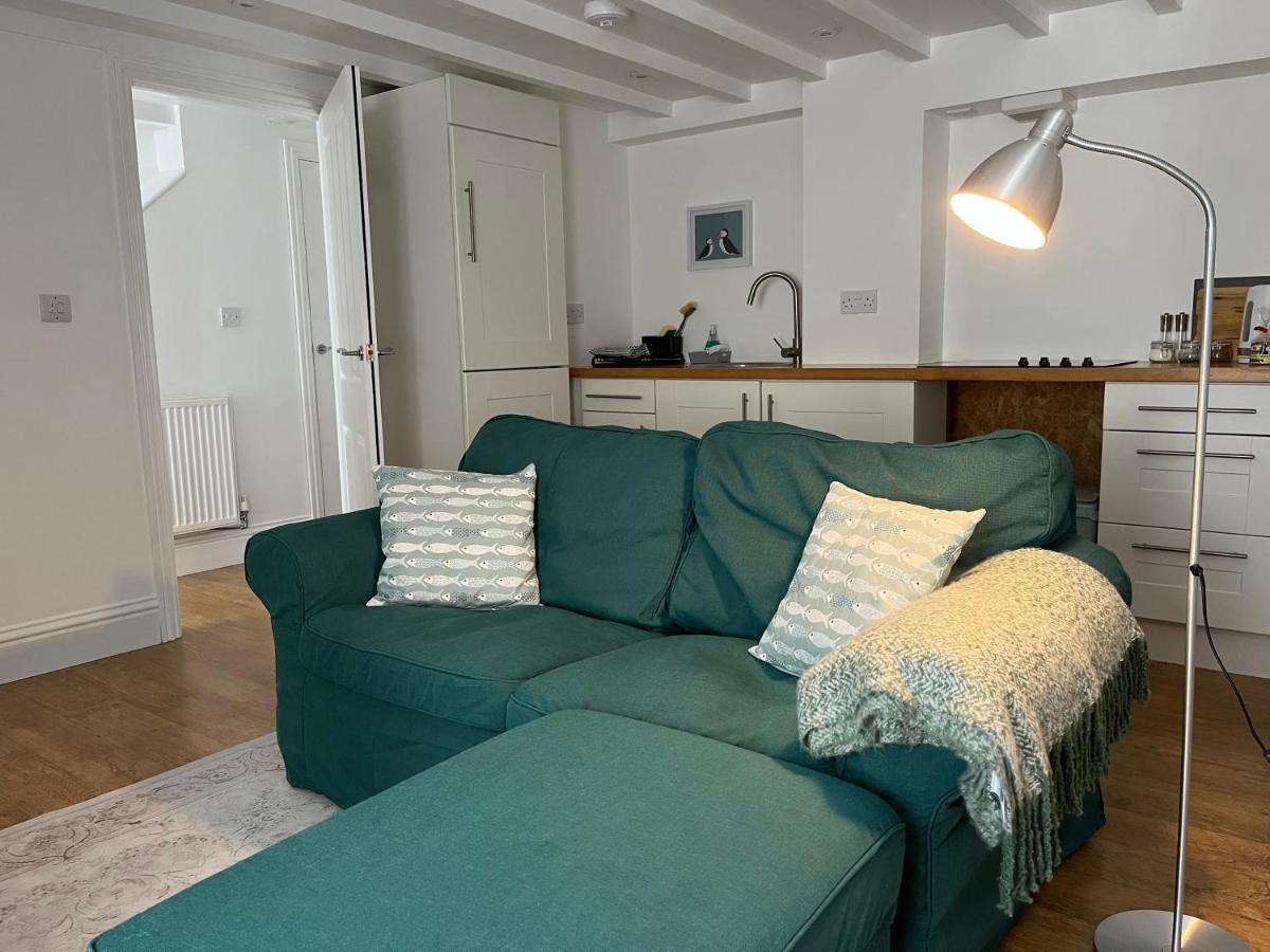 Gwandalan - 1 Bed Apartment, Within Tenby Town Walls - Hizvo