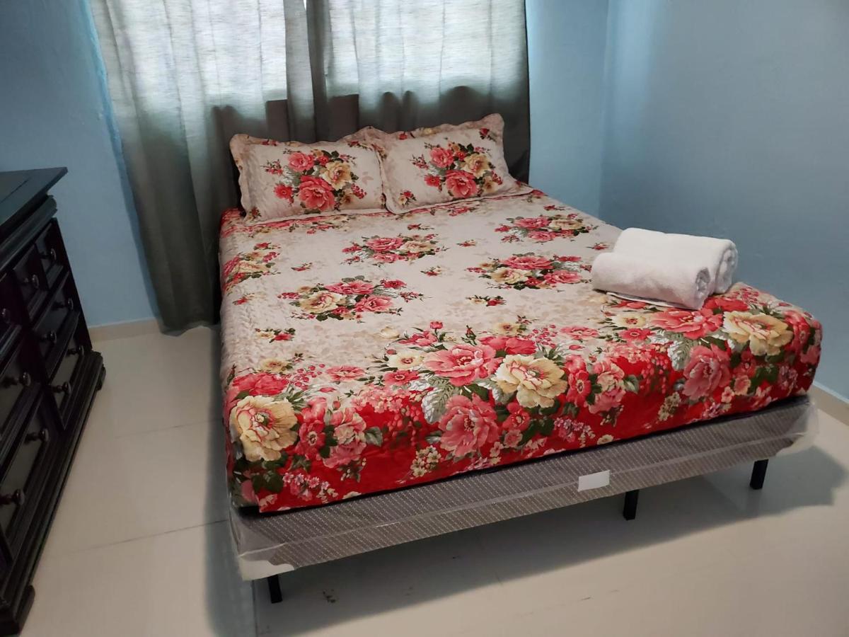 Barbosa Catano Unit 2, Few Steps to the Ocean in a Fishing Village - Housity