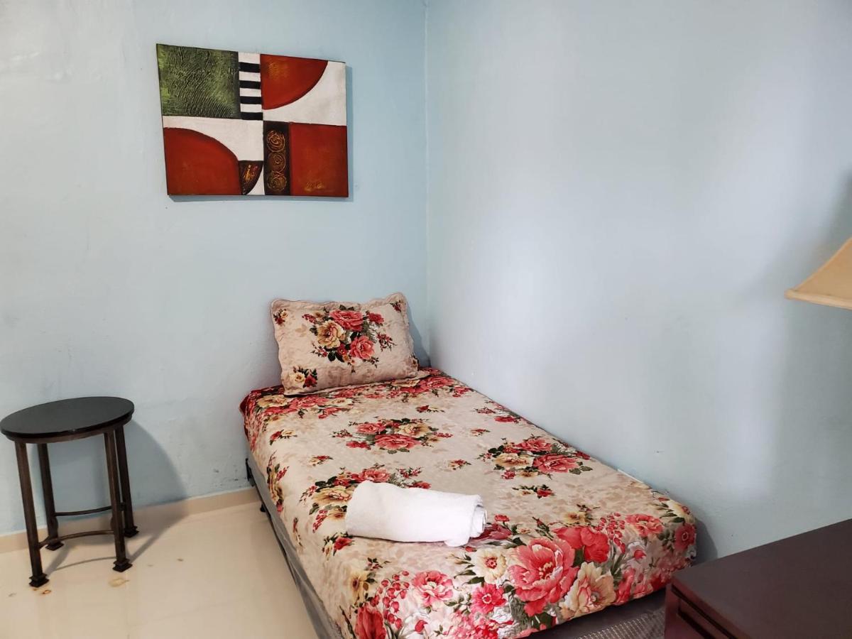 Barbosa Catano Unit 2, Few Steps to the Ocean in a Fishing Village - Housity