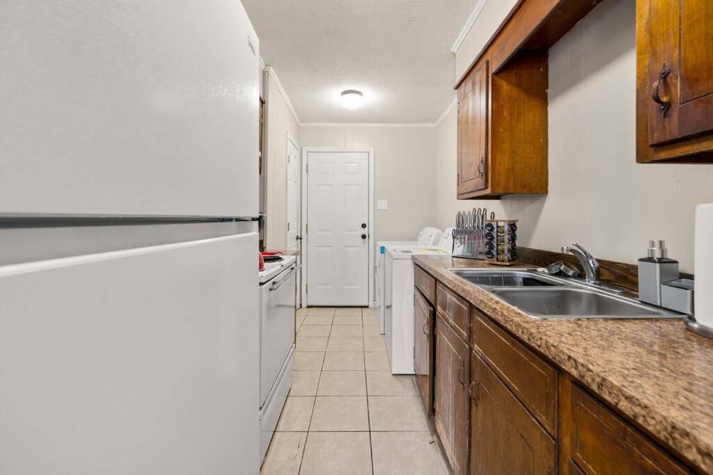 HEIRS LIVING : LUV SHACK - Near Rapides Regional Medical Center . Pet Friendly . King Bed . Free Parking . Fast WiFi - Housity