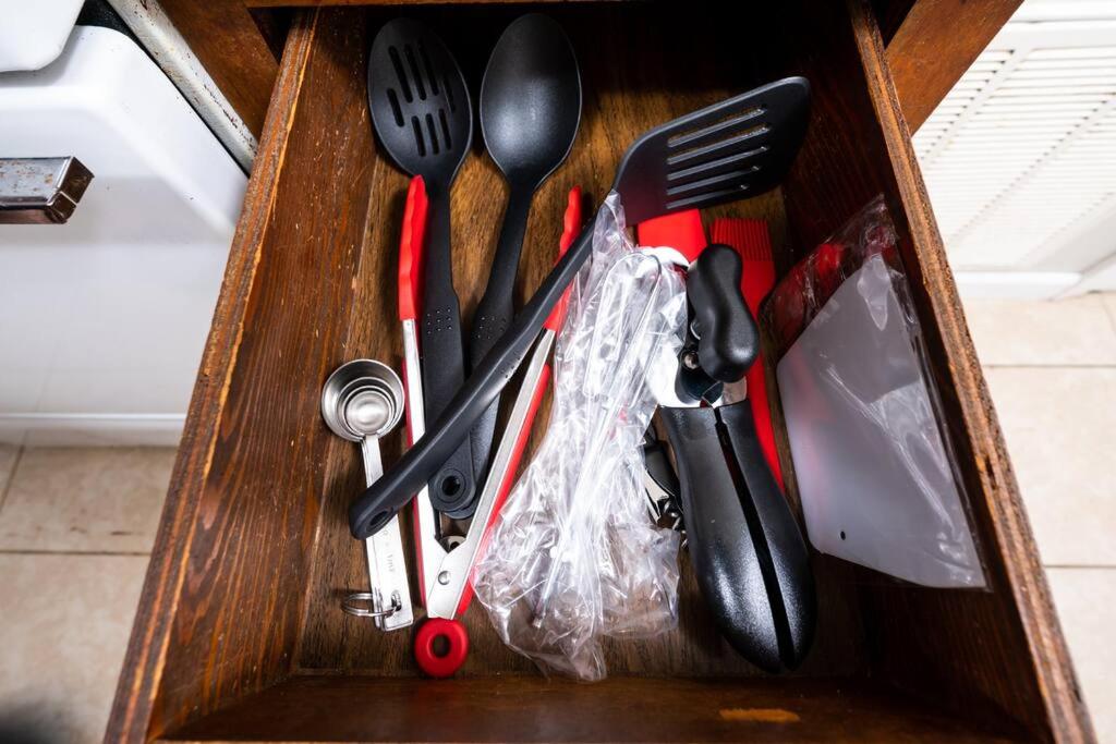 HEIRS LIVING : LUV SHACK - Near Rapides Regional Medical Center . Pet Friendly . King Bed . Free Parking . Fast WiFi - Housity