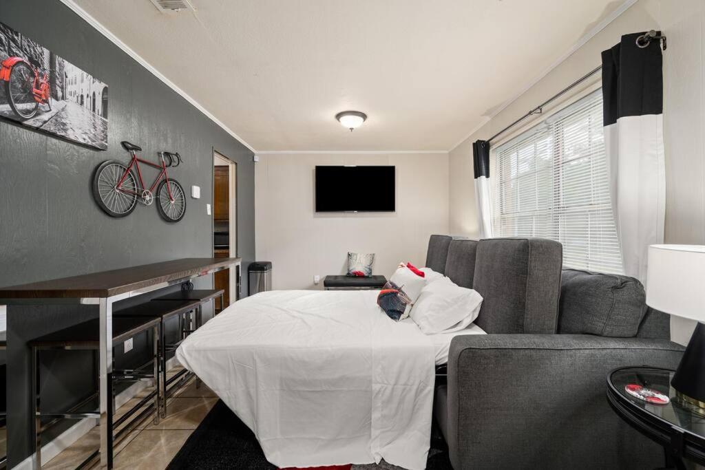 HEIRS LIVING : LUV SHACK - Near Rapides Regional Medical Center . Pet Friendly . King Bed . Free Parking . Fast WiFi - Housity