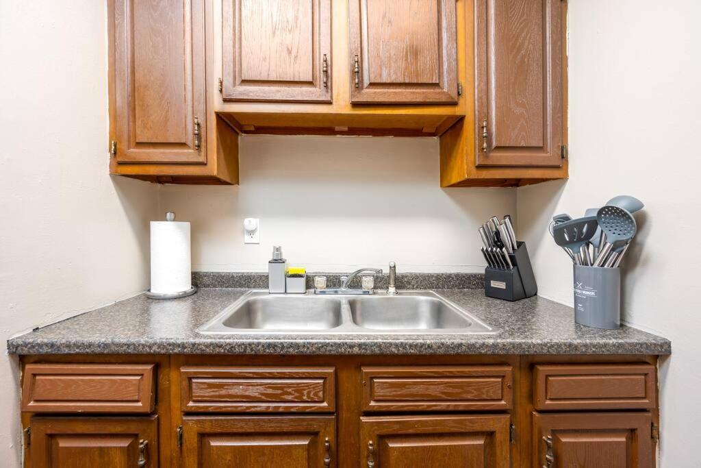HEIRS LIVING : HAVEN - 1mi to Medical Centers . King Bed . Free WiFi . Free Parking . Fully Furnished Pineville Apartment . Pet Friendly - Housity