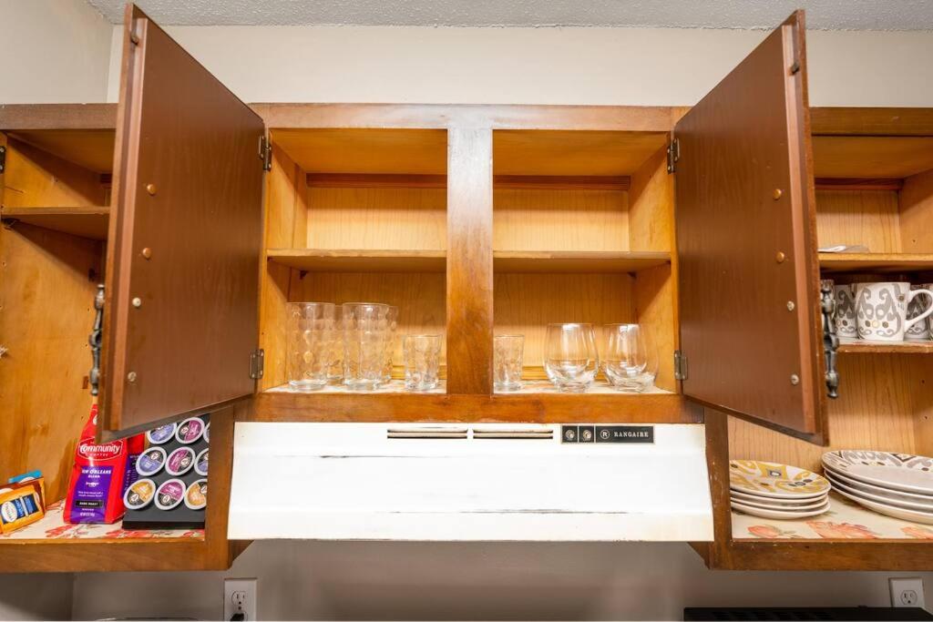 HEIRS LIVING : HAVEN - 1mi to Medical Centers . King Bed . Free WiFi . Free Parking . Fully Furnished Pineville Apartment . Pet Friendly - Housity