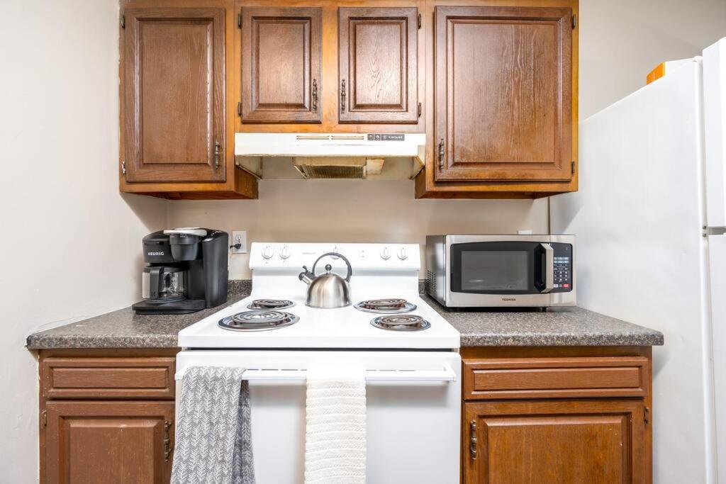 HEIRS LIVING : HAVEN - 1mi to Medical Centers . King Bed . Free WiFi . Free Parking . Fully Furnished Pineville Apartment . Pet Friendly - Housity