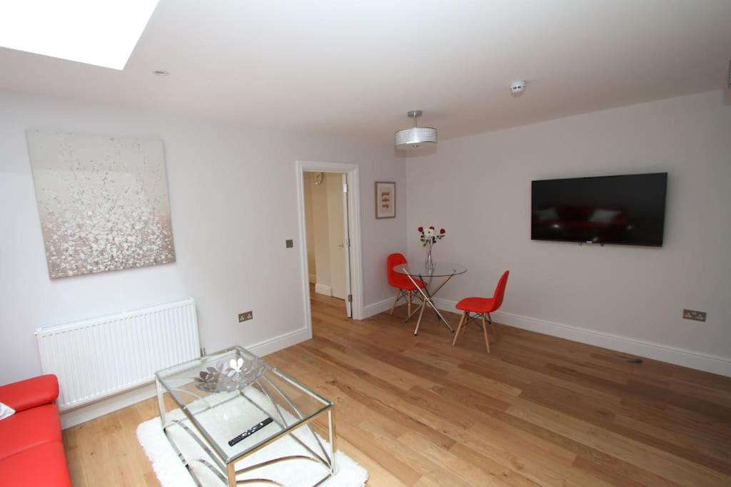 Lovely One Bed Apartment-Near All Transport-Village-FreeParking - Housity