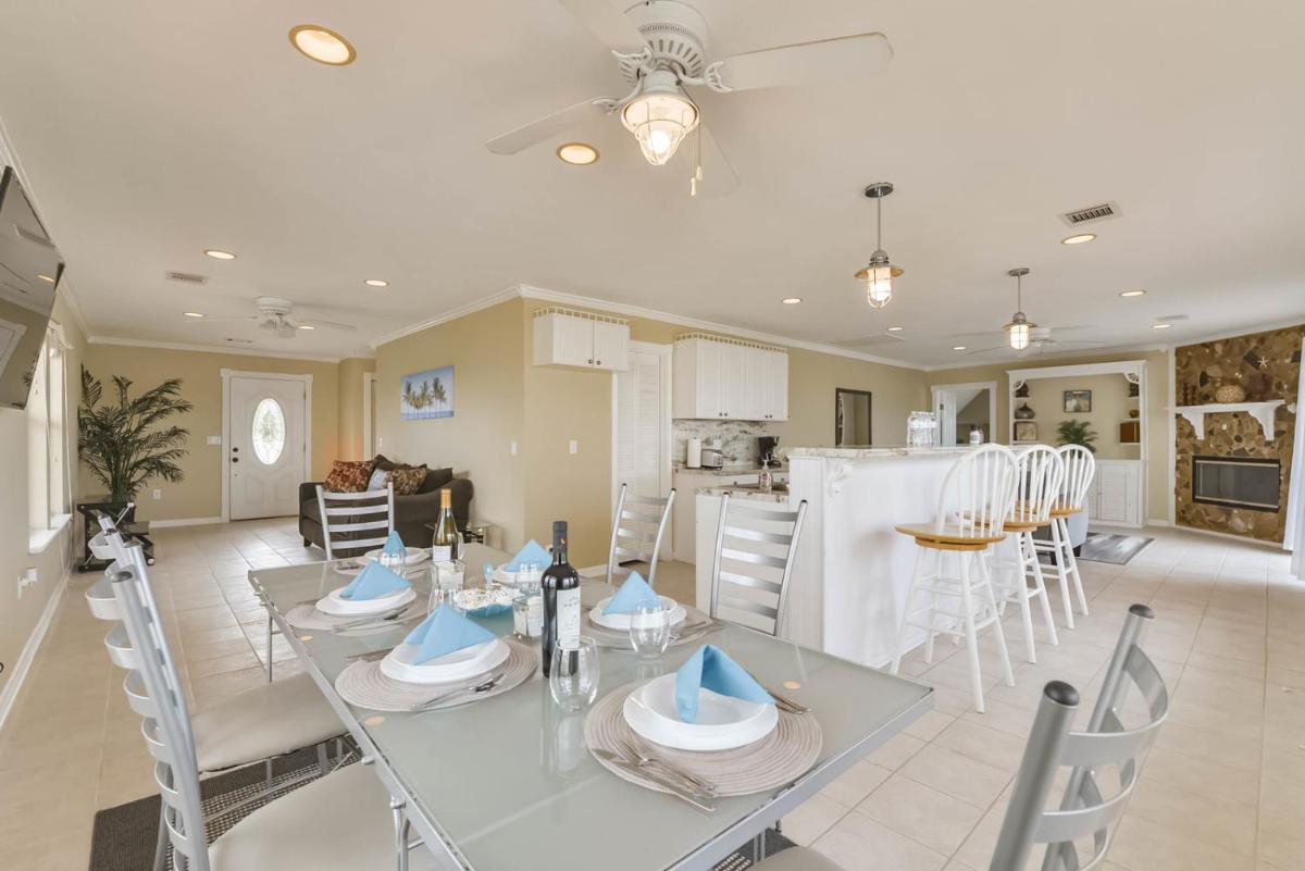 Fun in the Sun in Seabrook Kemah Huge Deck Games Fishing Pet Friendly - Housity