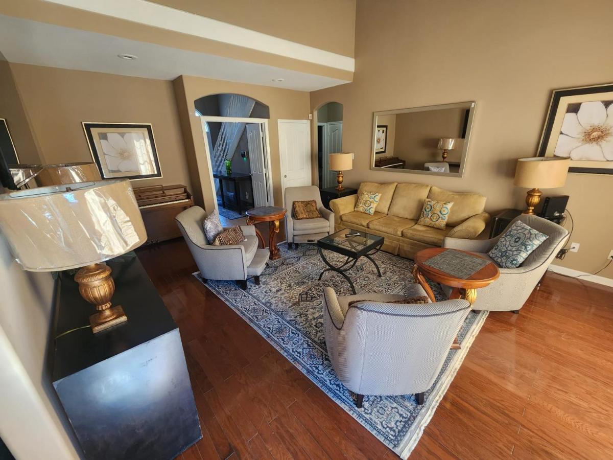 Luxurious 11 Large beds with Jetted Tub 3000 Sq ft - Housity