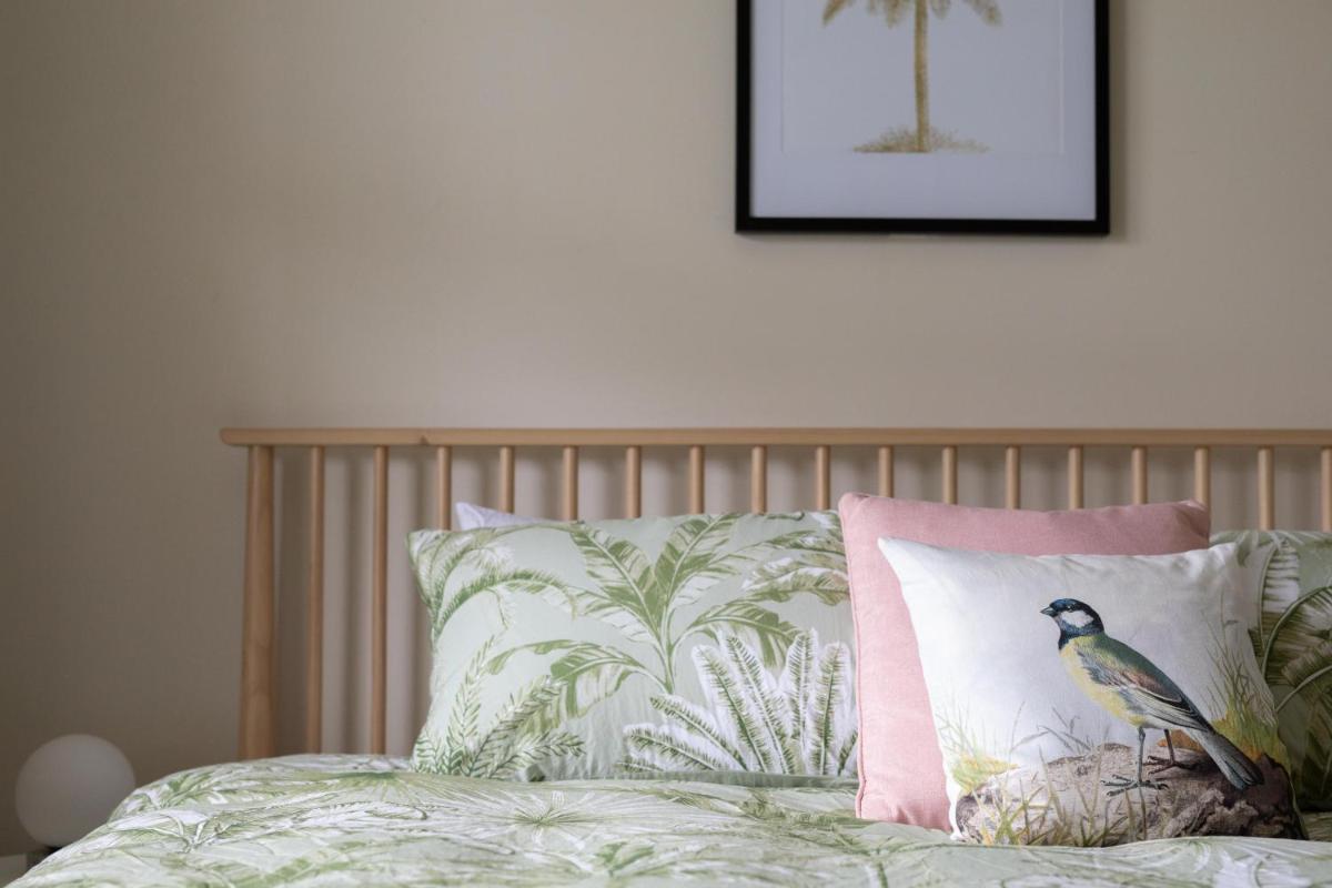 Pebbleton, Retro Riverside Cottage, Tamar Valley - Housity