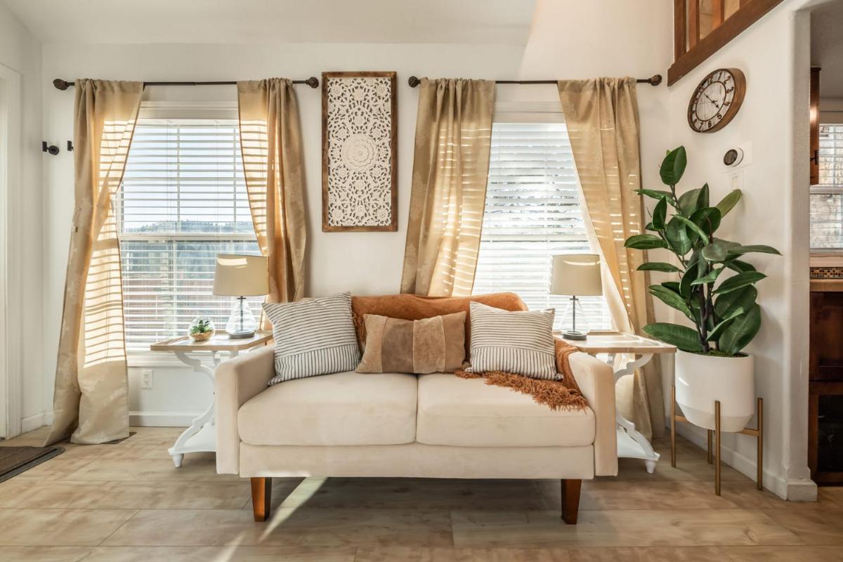 NEW! Boutique TinyHome w/Direct View of PikesPeak! - Housity