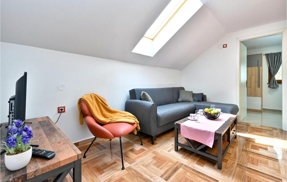 Stunning Home In Vinogradi Ludbreski - Housity
