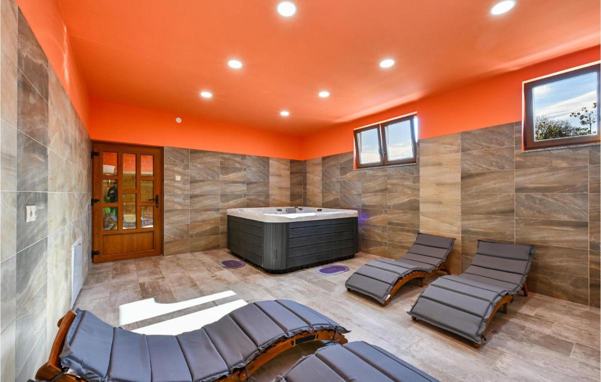 Stunning Home In Vinogradi Ludbreski - Housity
