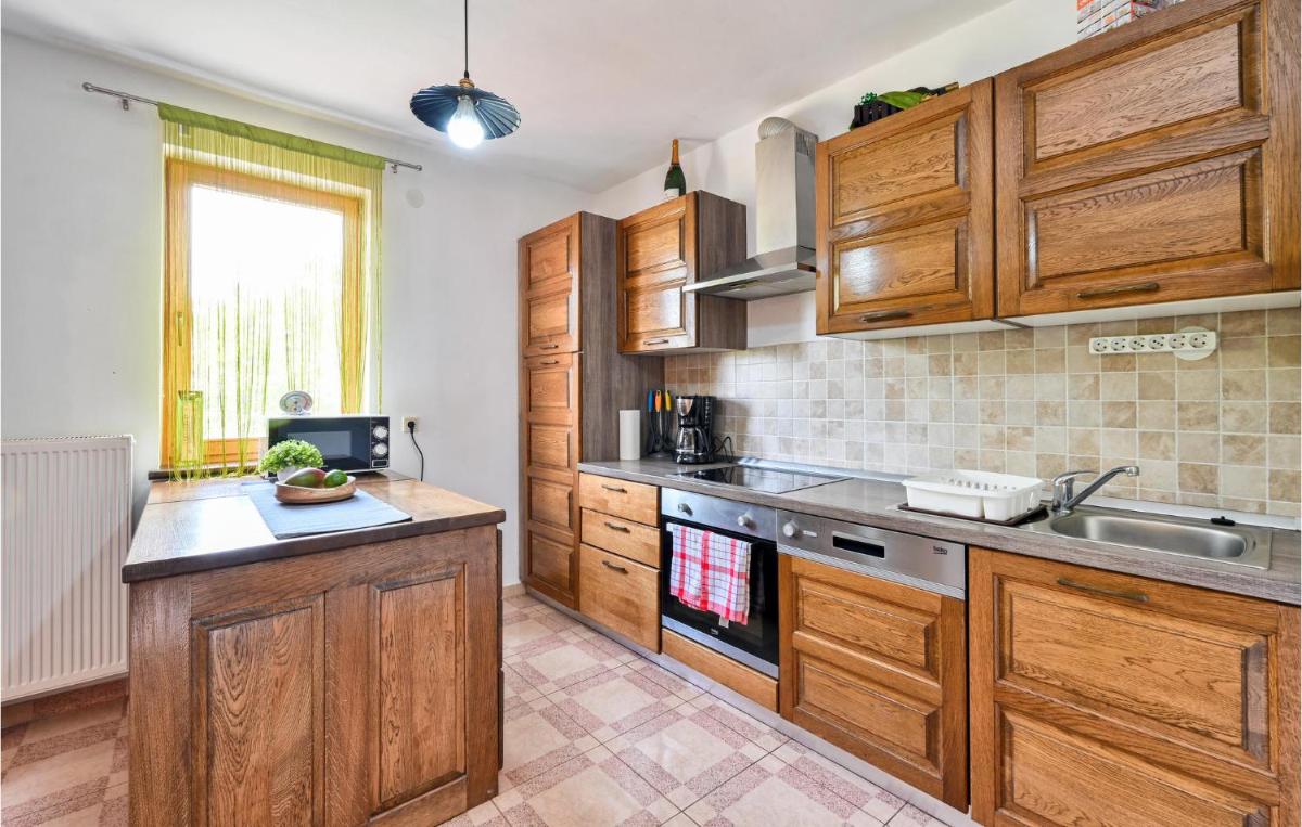 Stunning Home In Vinogradi Ludbreski - Housity