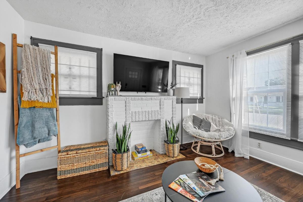 Cozy Stylish Cottage near Houston Med Center - Housity