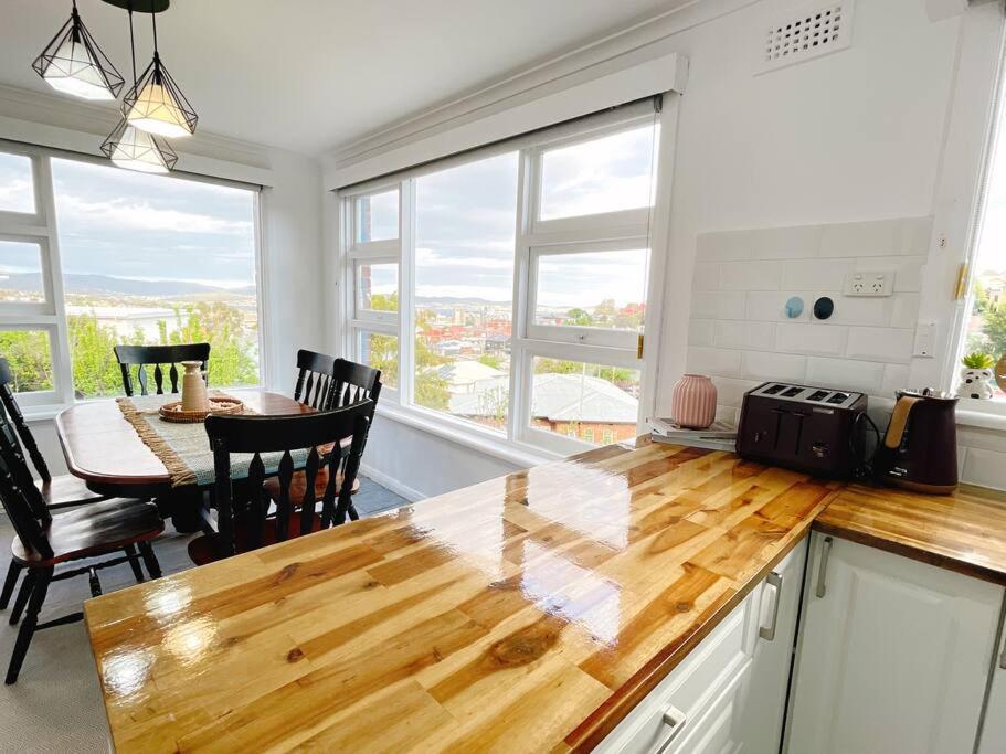 Suitetrails - Stunning West Hobart Home- Close to city and shops