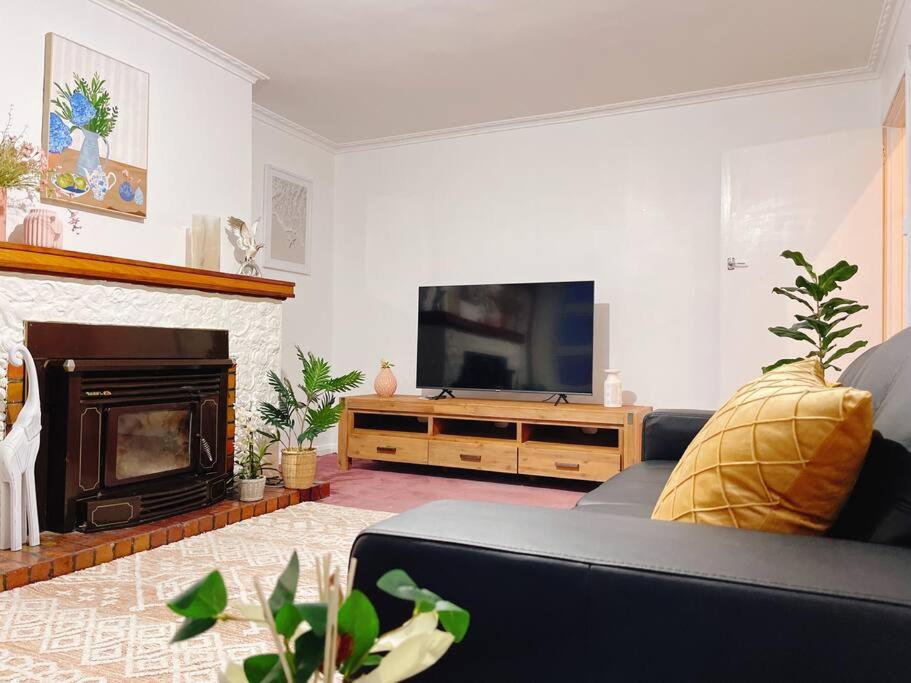 Suitetrails - Stunning West Hobart Home- Close to city and shops