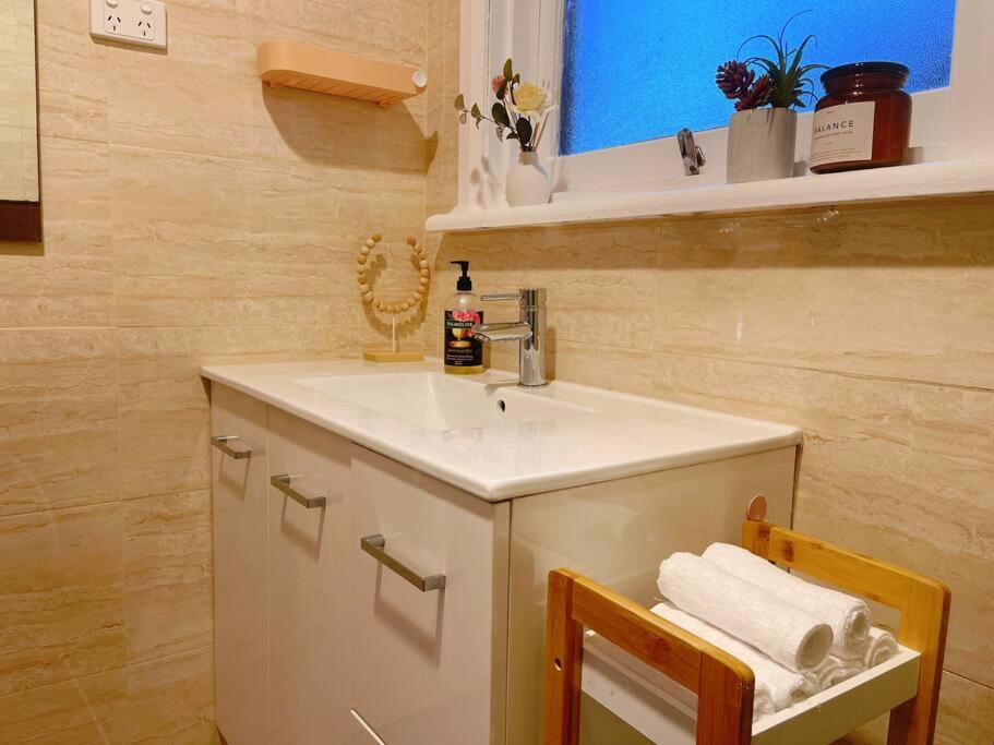 Suitetrails - Stunning West Hobart Home- Close to city and shops