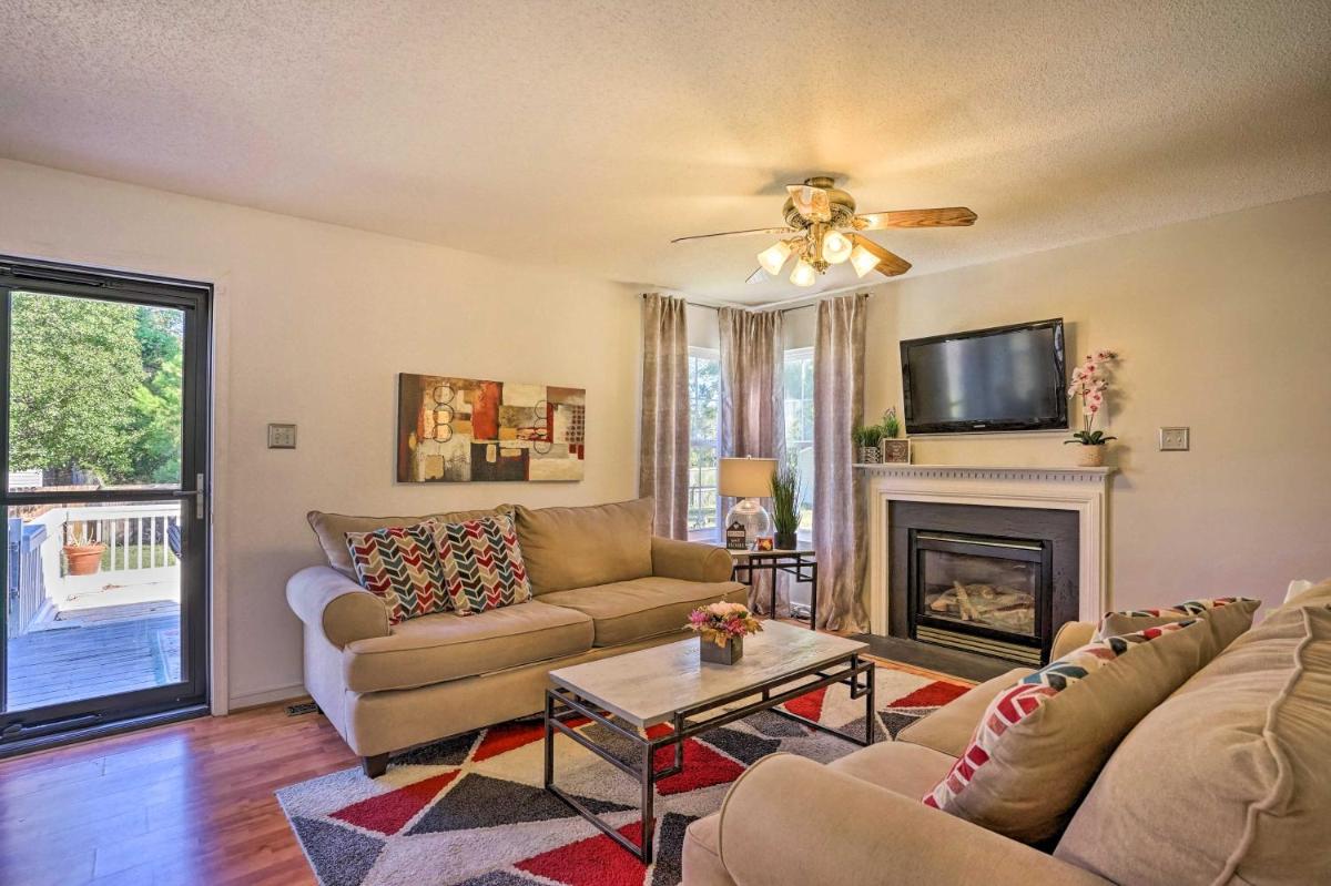 Charming Sandston Home about 9 Mi to Richmond! - Housity