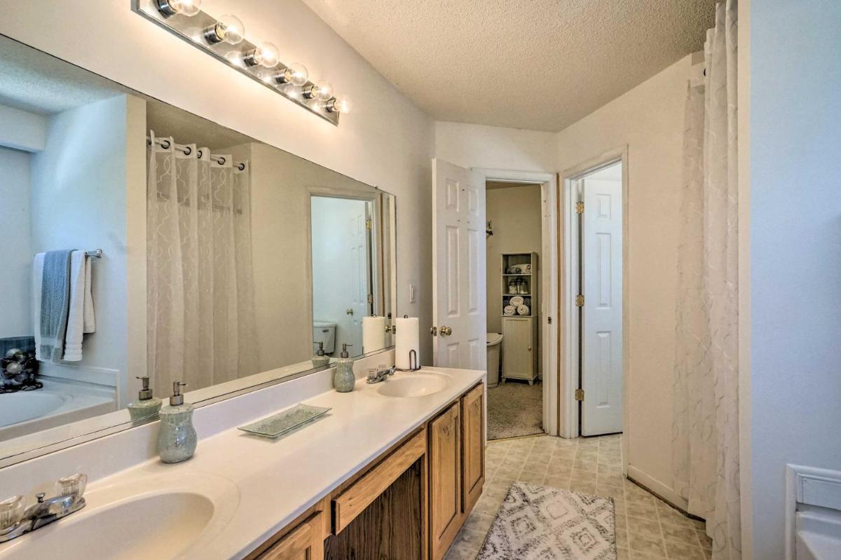 Charming Sandston Home about 9 Mi to Richmond! - Housity
