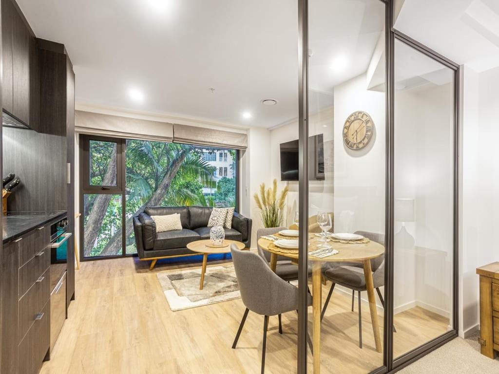 Brand New Condo with Pool and Gym - Housity